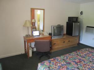 A television and/or entertainment centre at Best Way Inn