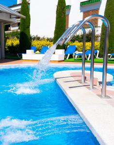Bazén v ubytování Hotel Port-Bo nebo v jeho okolí