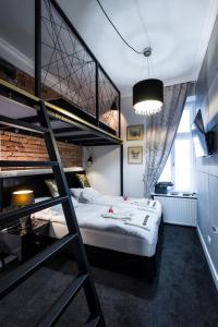 克拉科夫的住宿－家外之家旅館，一间卧室配有带梯子的双层床