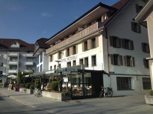 ein Gebäude mit einem Fahrrad, das draußen geparkt ist in der Unterkunft Hotel & Restaurant Rössli in Stansstad