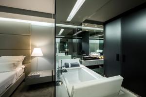 Cama ou camas em um quarto em The Vine Hotel