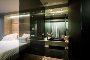 Cama ou camas em um quarto em The Vine Hotel