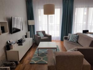 sala de estar con sofá y mesa en AGAT Apartamenty en Świnoujście