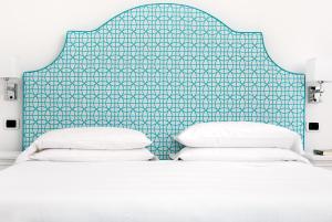 A bed or beds in a room at Hotel Villa Garden