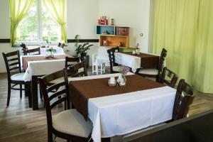 Reštaurácia alebo iné gastronomické zariadenie v ubytovaní Hotel Hubertus