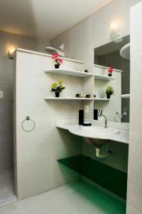 a bathroom with a sink and a mirror at Coco Beach Apart 3A in Natal