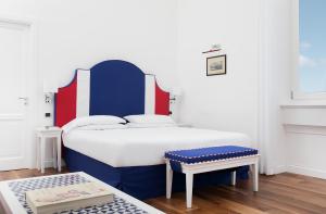 A bed or beds in a room at Hotel Villa Garden