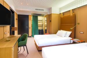 A television and/or entertainment centre at Room Mate Collection Giulia, Milan