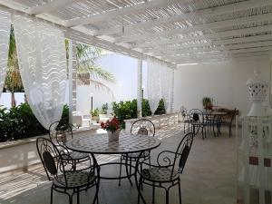 een patio met tafels en stoelen bij Casa Poesia in Torre San Giovanni Ugento