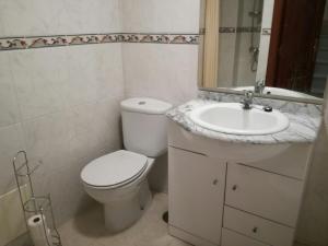 Łazienka w obiekcie APARTAMENTOS POBRA-CASTELO