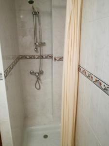 y baño con ducha y cortina de ducha. en APARTAMENTOS POBRA-CASTELO, en Pobra do Caramiñal