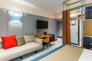 A television and/or entertainment centre at Room Mate Collection Giulia, Milan