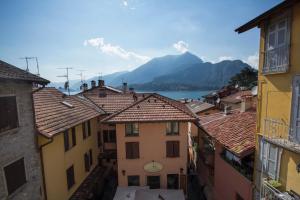 Elle offre une vue sur une ville avec des montagnes et un lac. dans l'établissement Appartamenti Meraviglia, à Bellagio