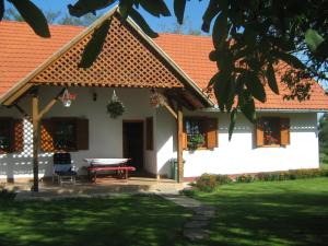 The building in which a vendégházakat is located