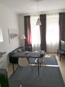 ein Wohnzimmer mit einem Tisch und Stühlen in der Unterkunft Ferienwohnungen Nora in Bad Neuenahr-Ahrweiler