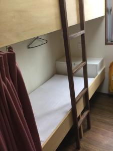 - łóżko piętrowe z drabiną w pokoju w obiekcie Yamate Rest House (Male Only) w Tokio