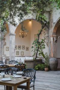 een restaurant met tafels en stoelen en een kroonluchter bij Jade Residence in Oludeniz