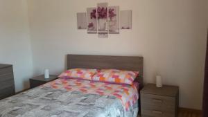 1 dormitorio con 1 cama con 2 mesitas de noche y 2 mesas en Beautiful View - Centre Ville CIR 004-0250-00005, en Borgo San Dalmazzo