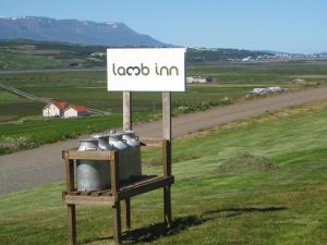un cartello che dice lacobimoimo vicino a un fornello di Lamb Inn Öngulsstadir ad Akureyri