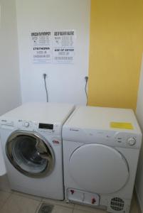 a washing machine and a washer in a room at Evon's Rooms in Fanari