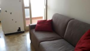 sala de estar con sofá y almohada roja en Beautiful View - Centre Ville CIR 004-0250-00005, en Borgo San Dalmazzo