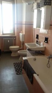y baño con bañera, lavabo y aseo. en Beautiful View - Centre Ville CIR 004-0250-00005, en Borgo San Dalmazzo