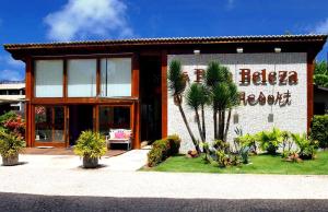 ein Gebäude mit einem Schild, das Elena Resort liest in der Unterkunft Suite Pipa Beleza Spa Resort in Pipa