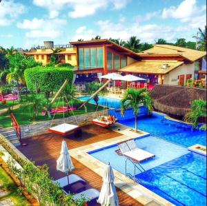 un complejo con piscina y casa en Suite Pipa Beleza Spa Resort, en Pipa