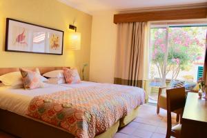 Habitación de hotel con cama y ventana en Luxury T2 in Vila Sol Village en Vilamoura