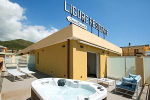 a jacuzzi tub on the roof of a hotel at B&B Ligure Rooms in Pietra Ligure