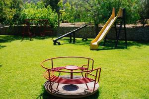 un parco giochi con un oggetto rosso nell'erba di Fonte Di Bagnaria a Santa Domenica