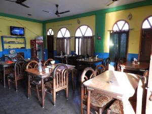 Μια τηλεόραση ή/και κέντρο ψυχαγωγίας στο Sandhya Guest House Varanasi Near Ganga River