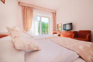 Łóżko lub łóżka w pokoju w obiekcie Hotel Łaziska