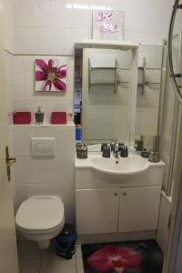 A bathroom at Le Port Mesnil