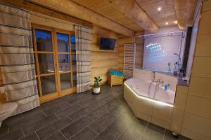 Koupelna v ubytování Holzhaus Lugerhof + 37 fotografií