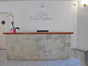 blat w pokoju z napisem na ścianie w obiekcie Casa Cigliano w mieście Ischia