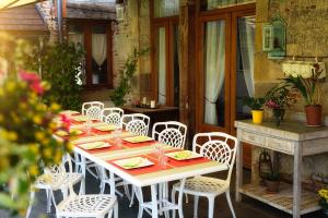 Masoe des Chatards في Neuilly-le-Réal: طاولة بيضاء وكراسي على الفناء