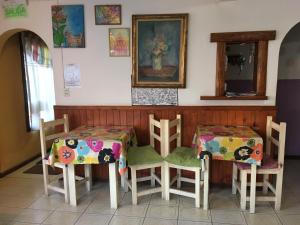 Un restaurant u otro lugar para comer en Hospedaje Unelen