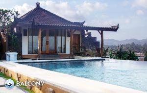 Villa con piscina frente a una casa en Balcony Ocean View Villas en Kuta Lombok