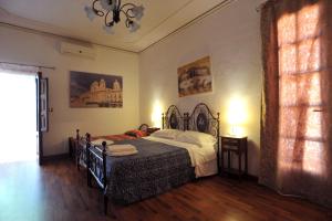 1 dormitorio con cama y ventana grande en Il Giardino Di Pietra, en Noto