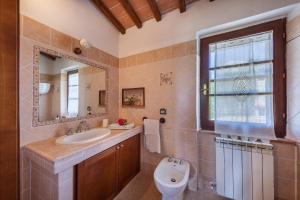 Koupelna v ubytování Agriturismo Quercetelli