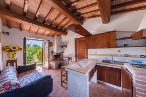 Kuchyň nebo kuchyňský kout v ubytování Agriturismo Quercetelli