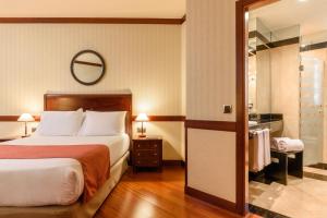 A bed or beds in a room at Eurostars Gran Hotel Santiago Még 25 kép