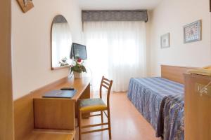 Un pat sau paturi într-o cameră la Hotel Adria sul Mare