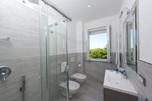 A bathroom at Versilia Residence