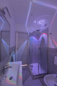 A bathroom at Versilia Residence Még 29 kép