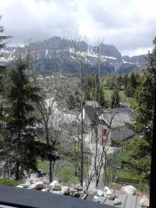 vistas a una montaña con una casa y árboles en studio gresse en vercors, en Gresse-en-Vercors