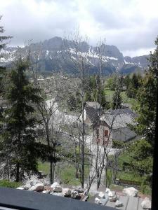 Blick auf einen Berg mit einem Haus und Bäumen in der Unterkunft studio gresse en vercors in Gresse-en-Vercors