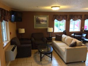 sala de estar con sofá y mesa en King Oscar Motel Centralia, en Centralia