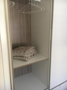 a glass cabinet with a bag on a shelf at Apartamento Apolo in Platja d'Aro